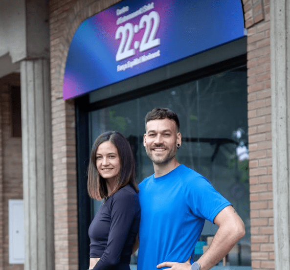 Aleix i Carla, entrenadors del centre 22:22, davant del nou centre d'entrenament i salut a Girona