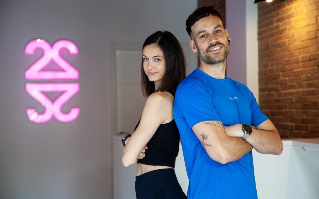 Carla i Aleix, entrenadors personals del centre 22:22 a Girona, dins les instal·lacions del centre.